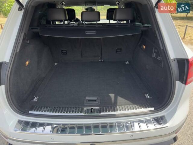 Белый Фольксваген Туарег, объемом двигателя 2.97 л и пробегом 185 тыс. км за 33500 $, фото 2 на Automoto.ua