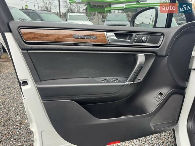 Белый Фольксваген Туарег, объемом двигателя 2.97 л и пробегом 215 тыс. км за 27900 $, фото 19 на Automoto.ua