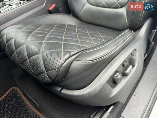 Белый Фольксваген Туарег, объемом двигателя 2.97 л и пробегом 215 тыс. км за 27900 $, фото 25 на Automoto.ua