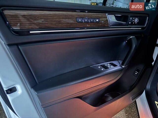 Белый Фольксваген Туарег, объемом двигателя 2.97 л и пробегом 215 тыс. км за 27900 $, фото 92 на Automoto.ua