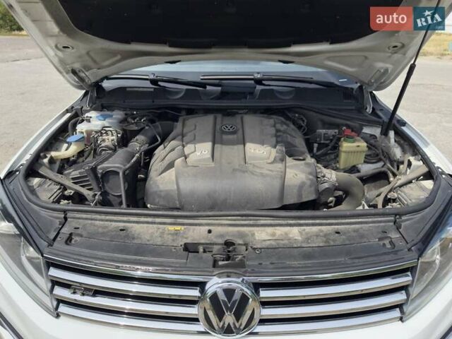 Белый Фольксваген Туарег, объемом двигателя 2.97 л и пробегом 185 тыс. км за 33500 $, фото 17 на Automoto.ua