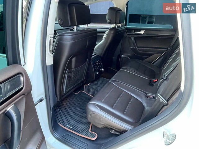 Белый Фольксваген Туарег, объемом двигателя 2.97 л и пробегом 237 тыс. км за 28500 $, фото 44 на Automoto.ua