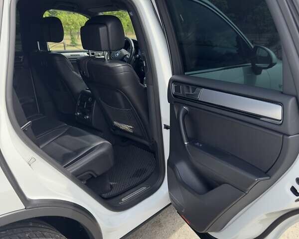 Белый Фольксваген Туарег, объемом двигателя 2.97 л и пробегом 185 тыс. км за 33500 $, фото 11 на Automoto.ua