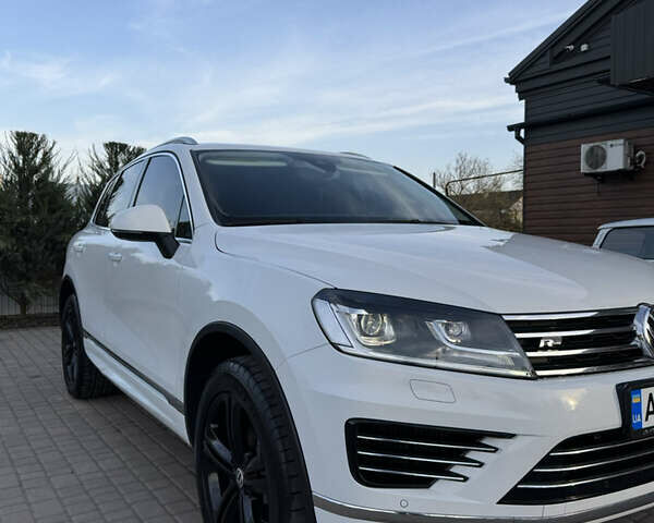 Білий Фольксваген Туарег, об'ємом двигуна 3 л та пробігом 229 тис. км за 32600 $, фото 4 на Automoto.ua