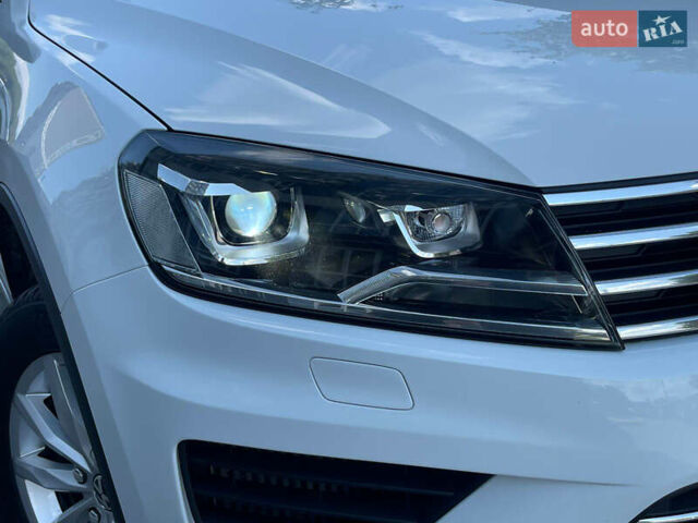 Белый Фольксваген Туарег, объемом двигателя 2.97 л и пробегом 237 тыс. км за 28500 $, фото 3 на Automoto.ua