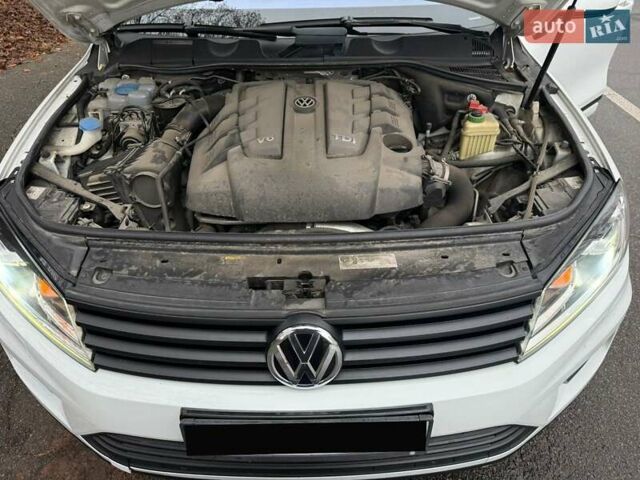 Белый Фольксваген Туарег, объемом двигателя 2.97 л и пробегом 161 тыс. км за 33000 $, фото 37 на Automoto.ua