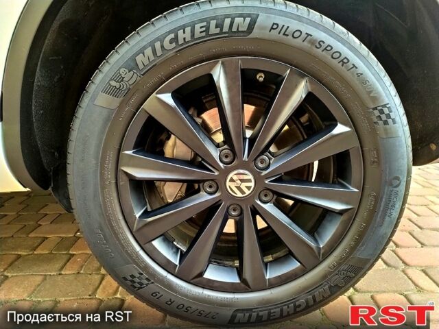 Белый Фольксваген Туарег, объемом двигателя 3 л и пробегом 194 тыс. км за 29500 $, фото 4 на Automoto.ua