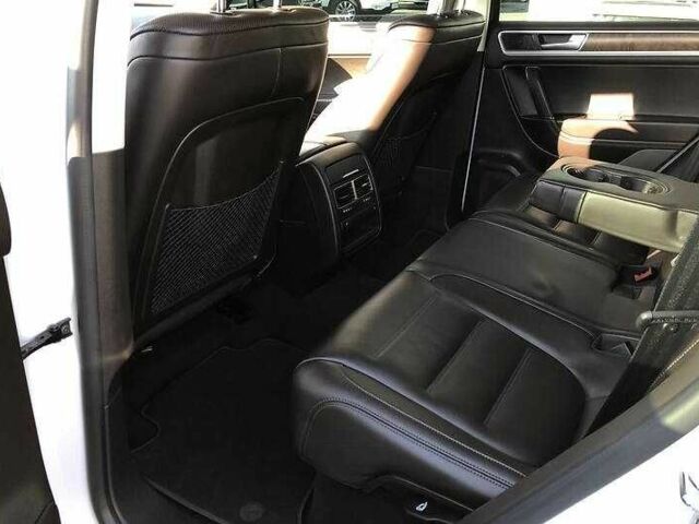 Белый Фольксваген Туарег, объемом двигателя 3 л и пробегом 136 тыс. км за 23000 $, фото 18 на Automoto.ua