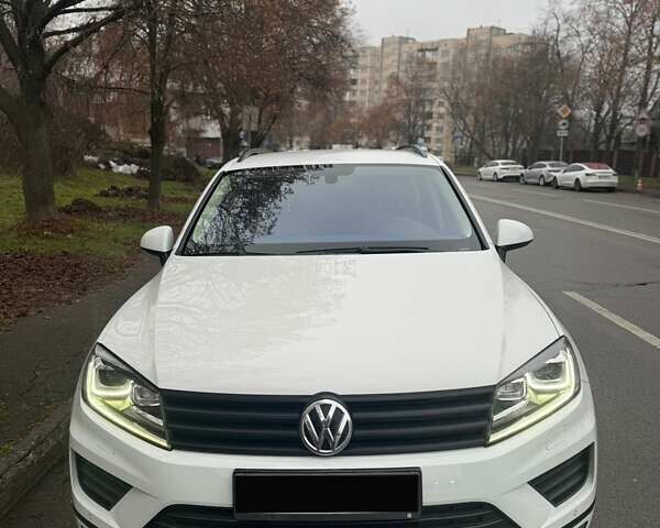 Белый Фольксваген Туарег, объемом двигателя 2.97 л и пробегом 161 тыс. км за 33000 $, фото 5 на Automoto.ua