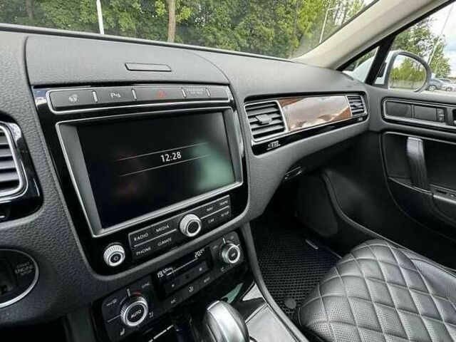 Белый Фольксваген Туарег, объемом двигателя 3 л и пробегом 110 тыс. км за 22000 $, фото 13 на Automoto.ua