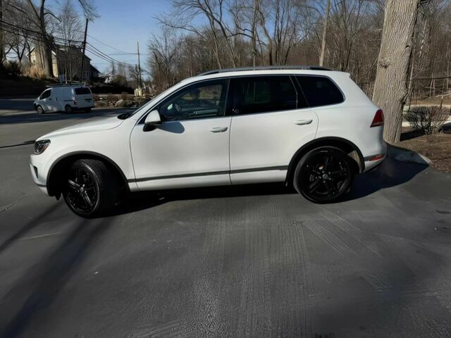 Білий Фольксваген Туарег, об'ємом двигуна 3 л та пробігом 57 тис. км за 8000 $, фото 2 на Automoto.ua