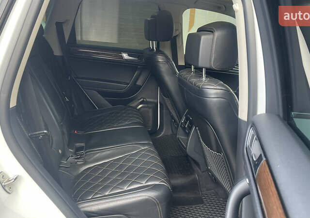 Білий Фольксваген Туарег, об'ємом двигуна 2.97 л та пробігом 250 тис. км за 32500 $, фото 27 на Automoto.ua