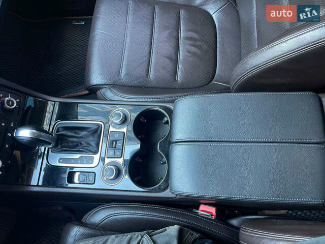 Белый Фольксваген Туарег, объемом двигателя 2.97 л и пробегом 237 тыс. км за 28500 $, фото 7 на Automoto.ua