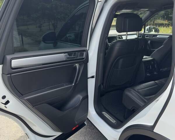 Белый Фольксваген Туарег, объемом двигателя 2.97 л и пробегом 185 тыс. км за 33500 $, фото 5 на Automoto.ua