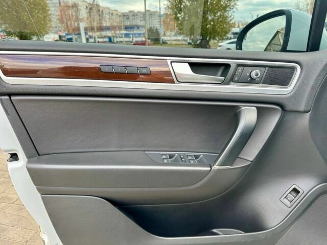 Білий Фольксваген Туарег, об'ємом двигуна 3 л та пробігом 180 тис. км за 29500 $, фото 16 на Automoto.ua