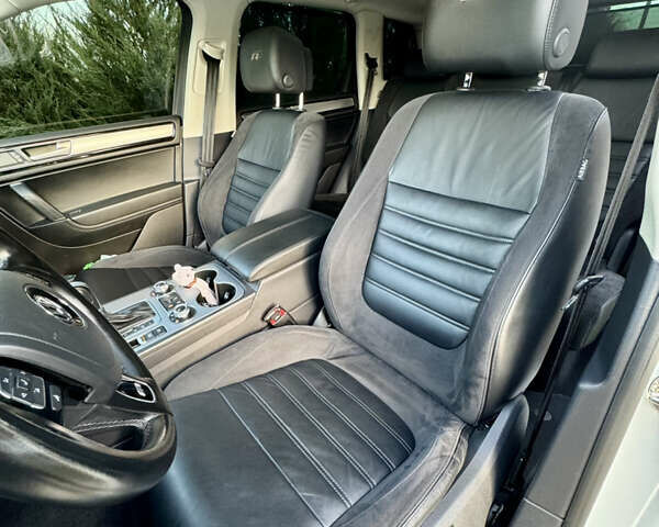 Білий Фольксваген Туарег, об'ємом двигуна 3 л та пробігом 229 тис. км за 32600 $, фото 28 на Automoto.ua