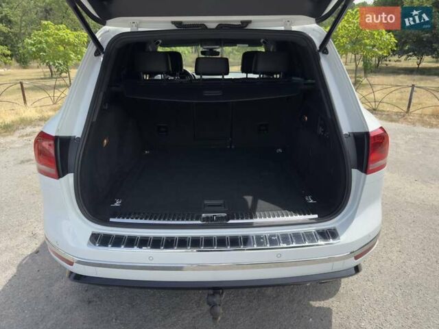 Белый Фольксваген Туарег, объемом двигателя 2.97 л и пробегом 185 тыс. км за 33500 $, фото 1 на Automoto.ua