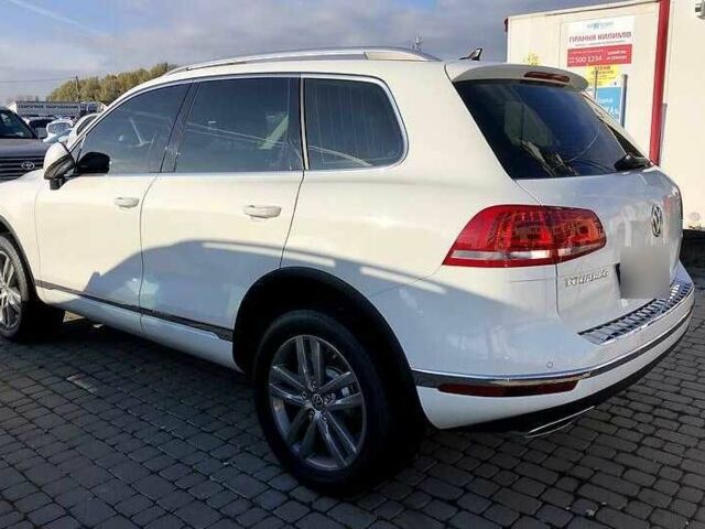 Белый Фольксваген Туарег, объемом двигателя 3 л и пробегом 136 тыс. км за 23000 $, фото 4 на Automoto.ua