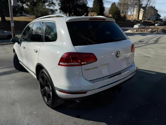 Білий Фольксваген Туарег, об'ємом двигуна 3 л та пробігом 57 тис. км за 8000 $, фото 5 на Automoto.ua