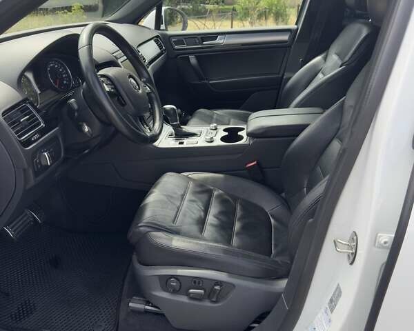 Белый Фольксваген Туарег, объемом двигателя 2.97 л и пробегом 185 тыс. км за 33500 $, фото 8 на Automoto.ua