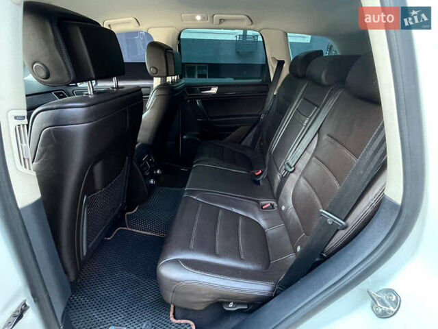 Белый Фольксваген Туарег, объемом двигателя 2.97 л и пробегом 237 тыс. км за 28500 $, фото 26 на Automoto.ua