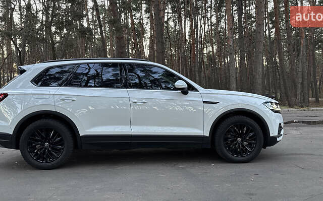 Белый Фольксваген Туарег, объемом двигателя 2.99 л и пробегом 115 тыс. км за 37500 $, фото 2 на Automoto.ua