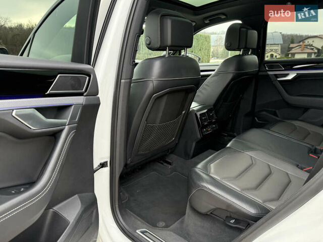 Белый Фольксваген Туарег, объемом двигателя 2.97 л и пробегом 166 тыс. км за 47999 $, фото 28 на Automoto.ua