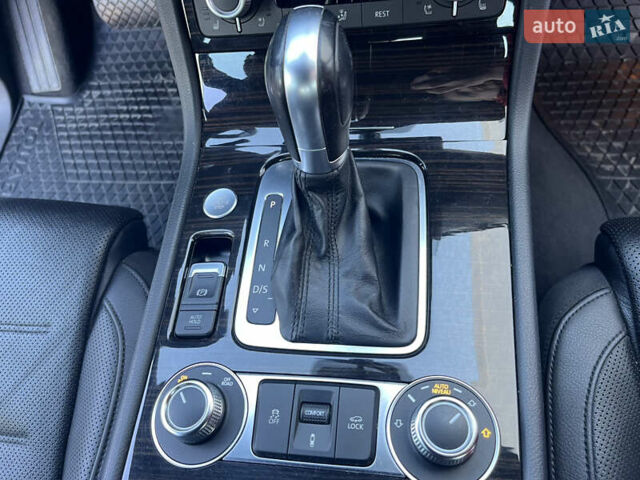 Белый Фольксваген Туарег, объемом двигателя 2.97 л и пробегом 127 тыс. км за 35800 $, фото 20 на Automoto.ua