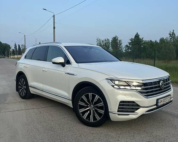 Белый Фольксваген Туарег, объемом двигателя 2.97 л и пробегом 250 тыс. км за 39800 $, фото 1 на Automoto.ua