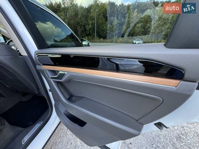 Белый Фольксваген Туарег, объемом двигателя 2.97 л и пробегом 252 тыс. км за 47000 $, фото 34 на Automoto.ua