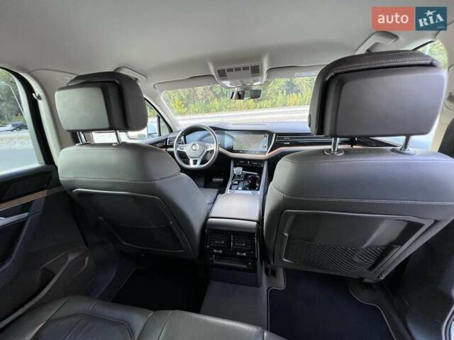 Белый Фольксваген Туарег, объемом двигателя 2.97 л и пробегом 252 тыс. км за 47000 $, фото 33 на Automoto.ua