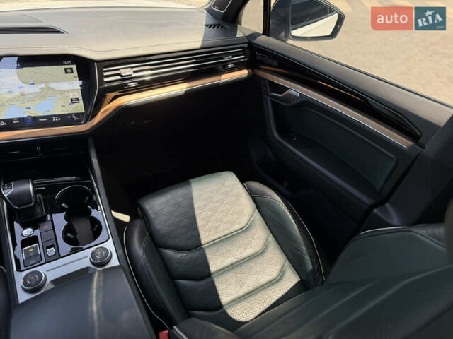 Белый Фольксваген Туарег, объемом двигателя 2.97 л и пробегом 199 тыс. км за 46200 $, фото 26 на Automoto.ua