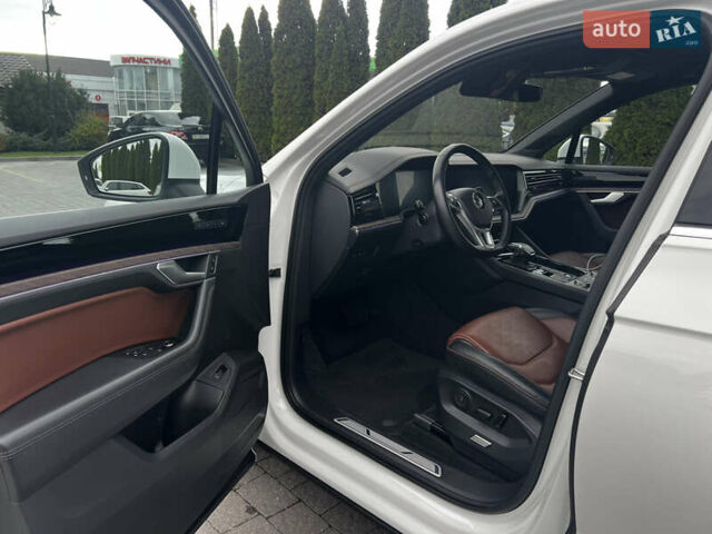 Белый Фольксваген Туарег, объемом двигателя 2.97 л и пробегом 129 тыс. км за 44900 $, фото 24 на Automoto.ua