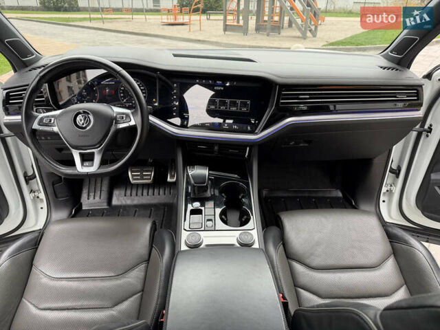 Білий Фольксваген Туарег, об'ємом двигуна 3 л та пробігом 151 тис. км за 45700 $, фото 32 на Automoto.ua