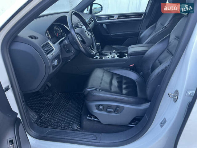 Белый Фольксваген Туарег, объемом двигателя 2.97 л и пробегом 127 тыс. км за 35800 $, фото 16 на Automoto.ua