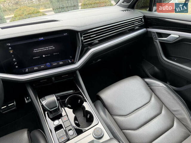 Белый Фольксваген Туарег, объемом двигателя 2.97 л и пробегом 166 тыс. км за 47999 $, фото 25 на Automoto.ua