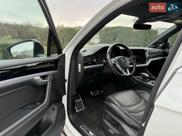 Белый Фольксваген Туарег, объемом двигателя 2.97 л и пробегом 166 тыс. км за 47999 $, фото 19 на Automoto.ua