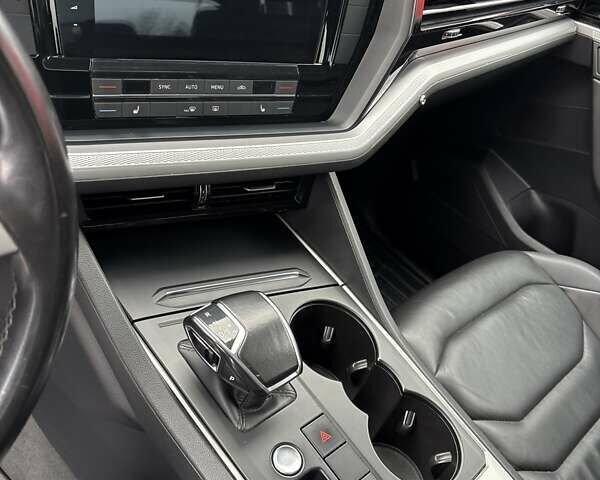 Белый Фольксваген Туарег, объемом двигателя 2.97 л и пробегом 210 тыс. км за 42000 $, фото 11 на Automoto.ua