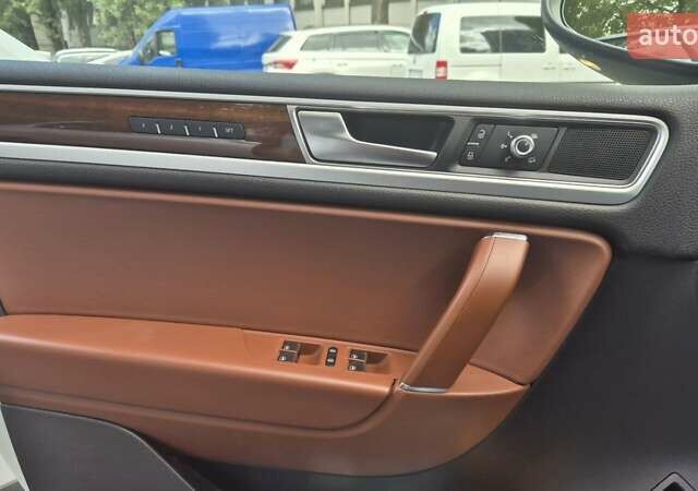 Білий Фольксваген Туарег, об'ємом двигуна 2.97 л та пробігом 246 тис. км за 25600 $, фото 10 на Automoto.ua