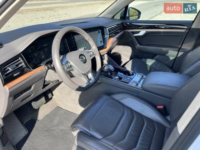 Белый Фольксваген Туарег, объемом двигателя 2.97 л и пробегом 252 тыс. км за 47000 $, фото 16 на Automoto.ua