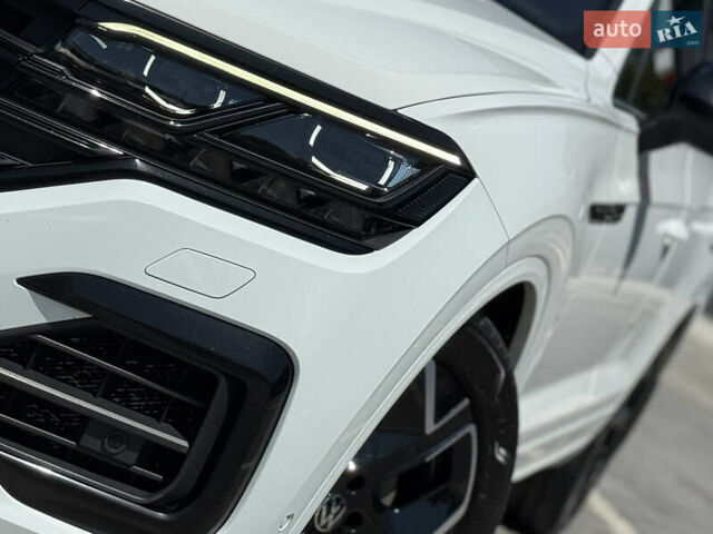 Белый Фольксваген Туарег, объемом двигателя 2.97 л и пробегом 199 тыс. км за 46200 $, фото 2 на Automoto.ua