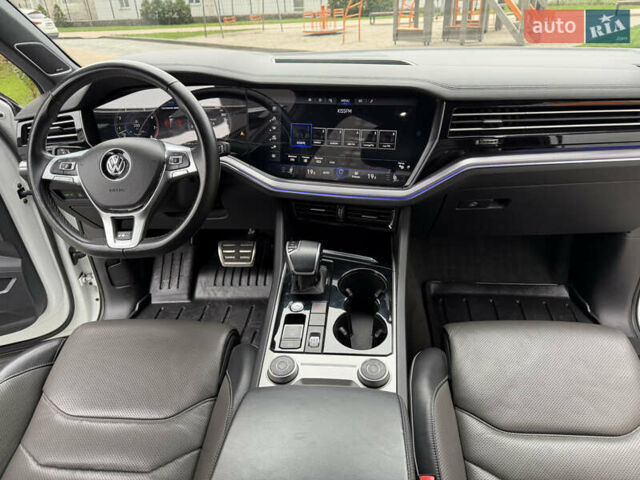 Білий Фольксваген Туарег, об'ємом двигуна 3 л та пробігом 151 тис. км за 45700 $, фото 34 на Automoto.ua
