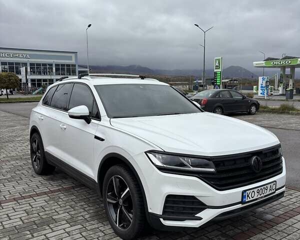 Белый Фольксваген Туарег, объемом двигателя 2.97 л и пробегом 210 тыс. км за 42000 $, фото 3 на Automoto.ua