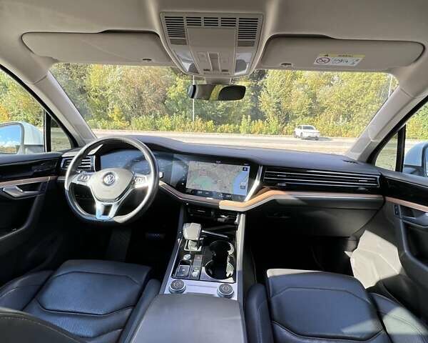 Белый Фольксваген Туарег, объемом двигателя 2.97 л и пробегом 252 тыс. км за 47000 $, фото 25 на Automoto.ua