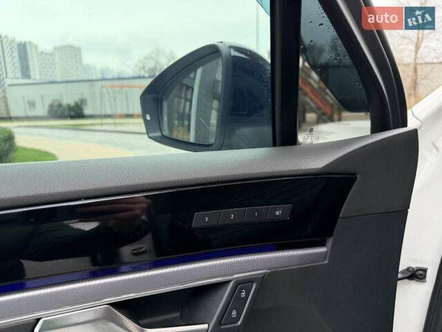 Білий Фольксваген Туарег, об'ємом двигуна 3 л та пробігом 151 тис. км за 45700 $, фото 16 на Automoto.ua