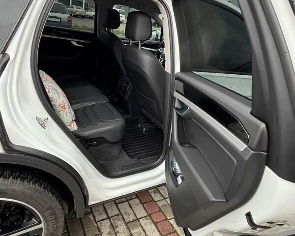 Белый Фольксваген Туарег, объемом двигателя 2.97 л и пробегом 210 тыс. км за 42000 $, фото 18 на Automoto.ua