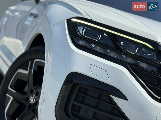 Белый Фольксваген Туарег, объемом двигателя 2.97 л и пробегом 199 тыс. км за 46200 $, фото 11 на Automoto.ua