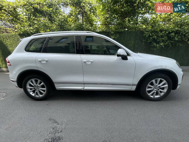 Белый Фольксваген Туарег, объемом двигателя 2.97 л и пробегом 127 тыс. км за 35800 $, фото 10 на Automoto.ua