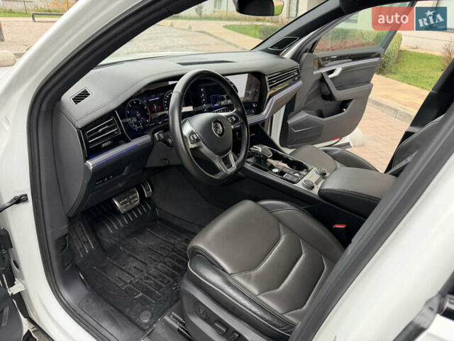 Білий Фольксваген Туарег, об'ємом двигуна 3 л та пробігом 151 тис. км за 45700 $, фото 17 на Automoto.ua