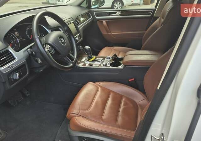 Білий Фольксваген Туарег, об'ємом двигуна 2.97 л та пробігом 246 тис. км за 25600 $, фото 1 на Automoto.ua